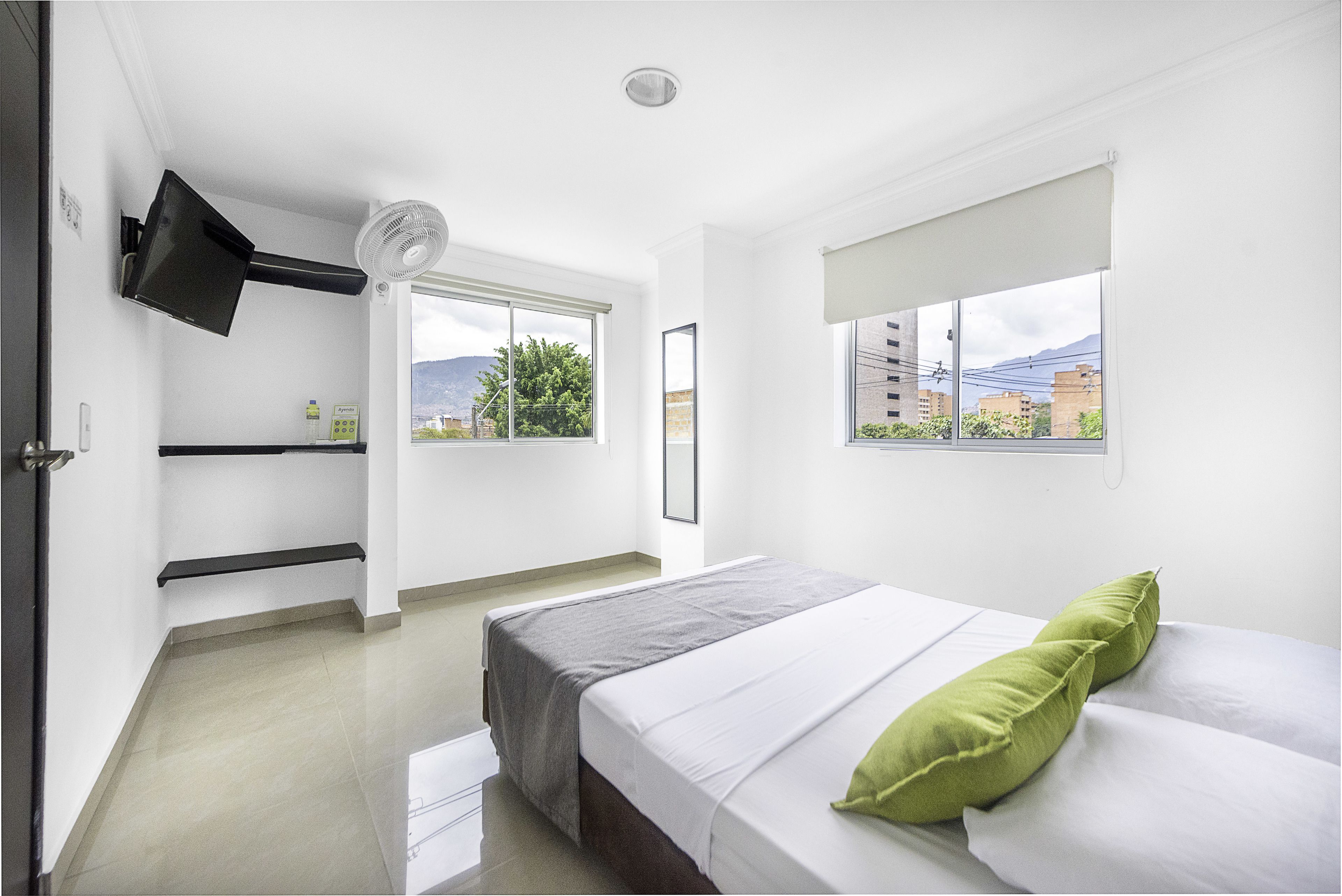 Escritorio, wifi gratis y ropa de cama 