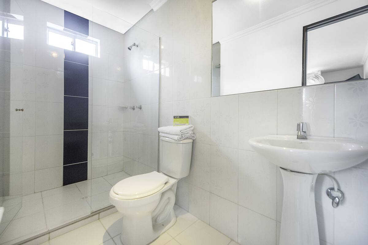 Shower, free toiletries, towels