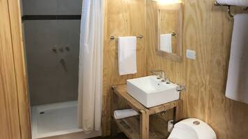 Ducha, artículos de tocador gratuitos, pantuflas, toallas