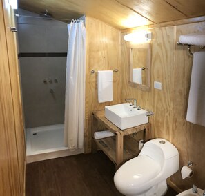 Dusche, kostenlose Toilettenartikel, Hausschuhe, Handtücher