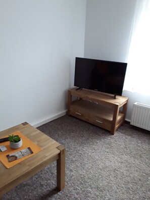 Condo familiar, 1 habitación, en el área del patio (#7) | Área de sala de estar | Televisión de pantalla plana 