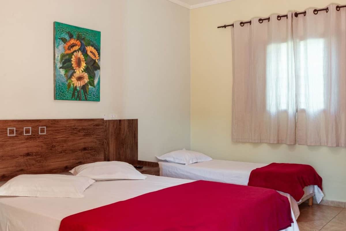 Minibar, ropa de cama y acceso para silla de ruedas