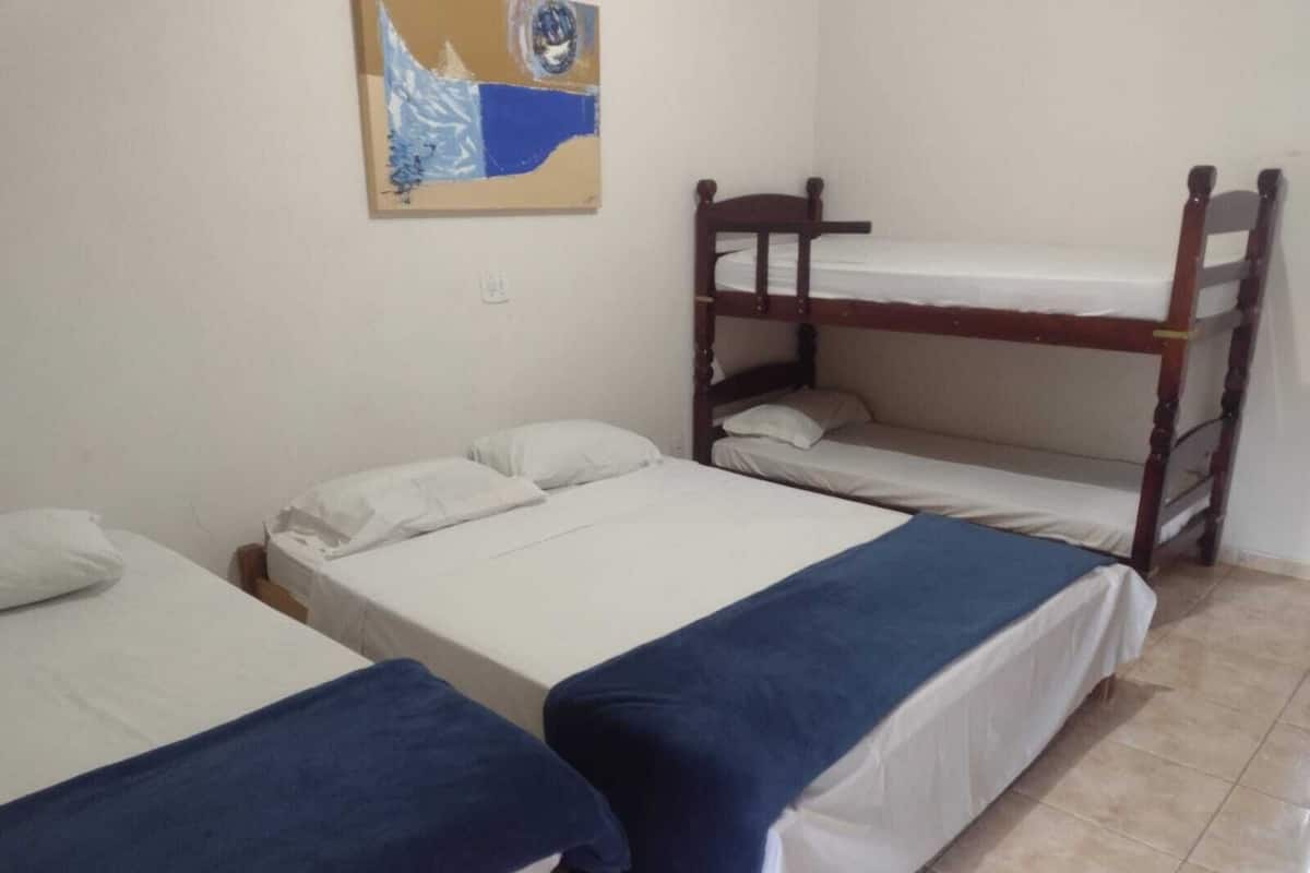 Minibar, ropa de cama y acceso para silla de ruedas
