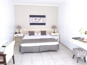 Frigobar, escrivaninha, espaço de trabalho para notebook