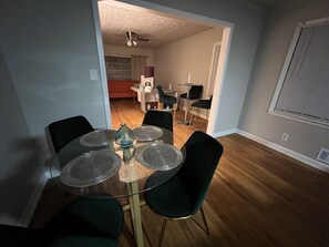 Elite Studio Suite, 1 King Bed | Living area