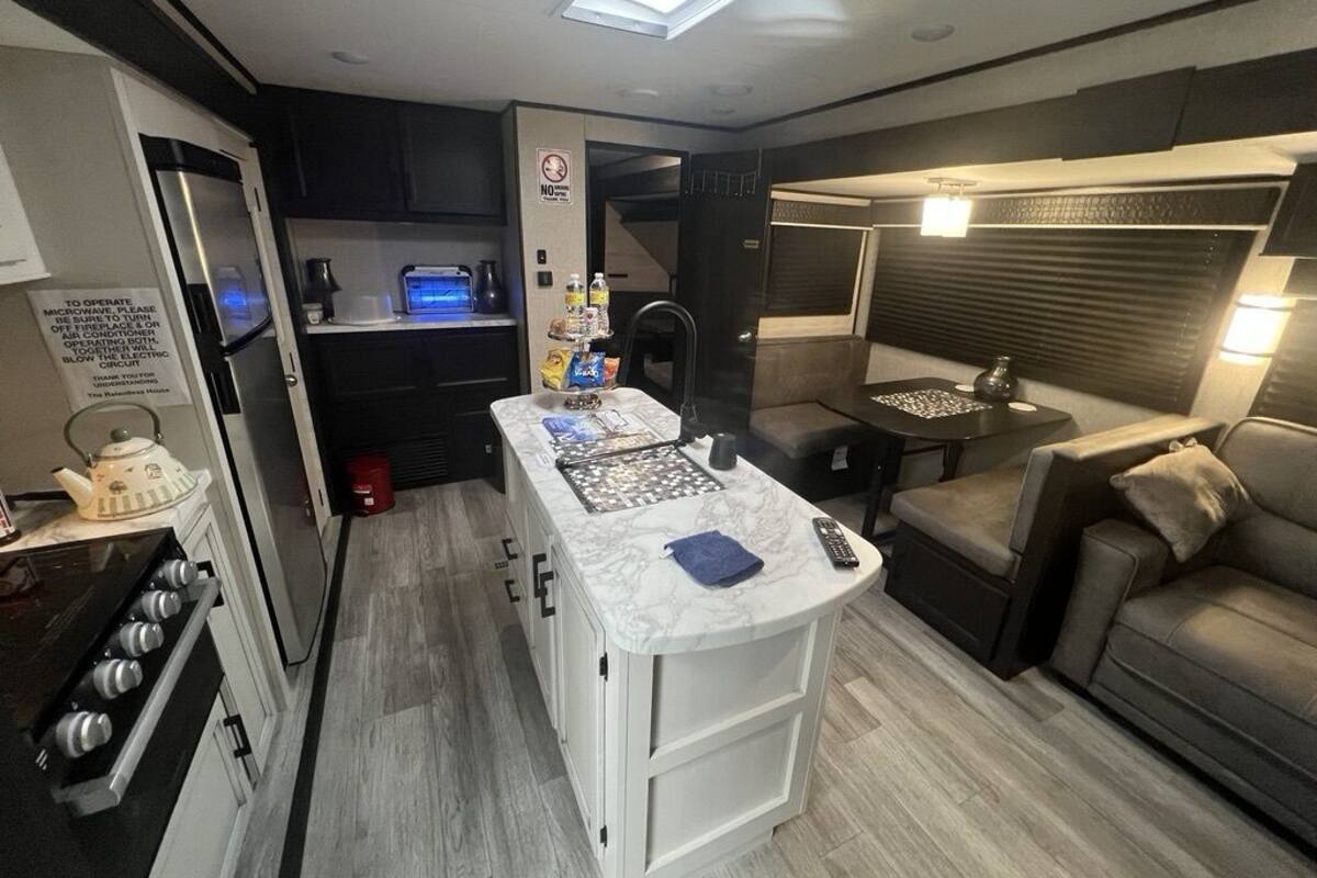 Luxe stacaravan, 1 queensize bed | 1 slaapkamer, individueel gedecoreerd, individueel gemeubileerd