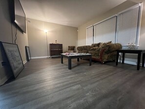 Comfort Room, 1 Bedroom | Living area