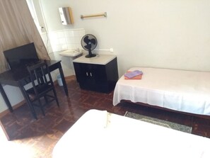 Een bureau, gratis wifi, beddengoed