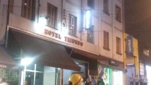 A multi-story building with a sign that reads "HOTEL TRIPOLI". - Hotel Triunfo (Londrina)