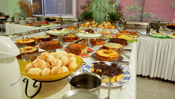 Un bufé con diversos postres y pasteles.