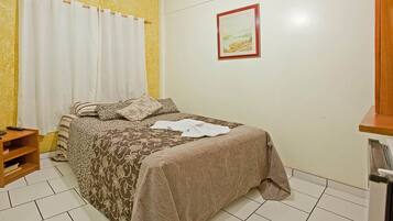 Frigobar, quartos à prova de som, Wi-Fi de cortesia, roupa de cama