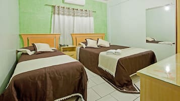 Frigobar, quartos à prova de som, Wi-Fi de cortesia, roupa de cama