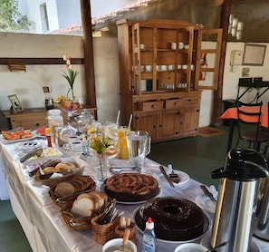 Ein Buffet mit verschiedenen Speisen, einer Torte und einer Kaffeekanne.