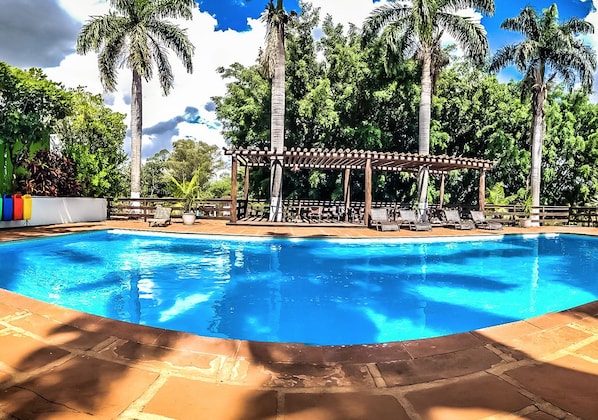 Utomhuspool och solstolar