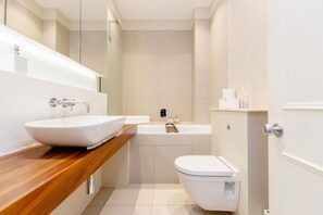 Executive Apartment, 2 Bedrooms | Bathroom | Hair dryer