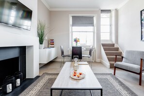 Executive Apartment, 2 Bedrooms | Living area