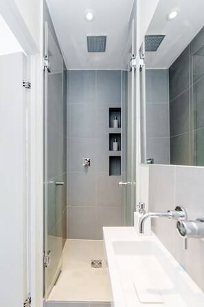 Executive Apartment, 2 Bedrooms | Bathroom - Kensington Apartment with terrace (London)