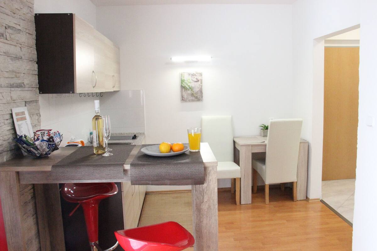 Luxury Apartment, Garden Area | Private kitchen