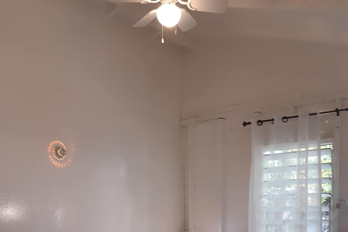 Chambre traditionnelle avec lits jumeaux, 2 lits jumeaux, salle de bains commune (Solar Hot Water) | Rideaux d’obscurcissement, accès au Wi-Fi (inclus), décor unique