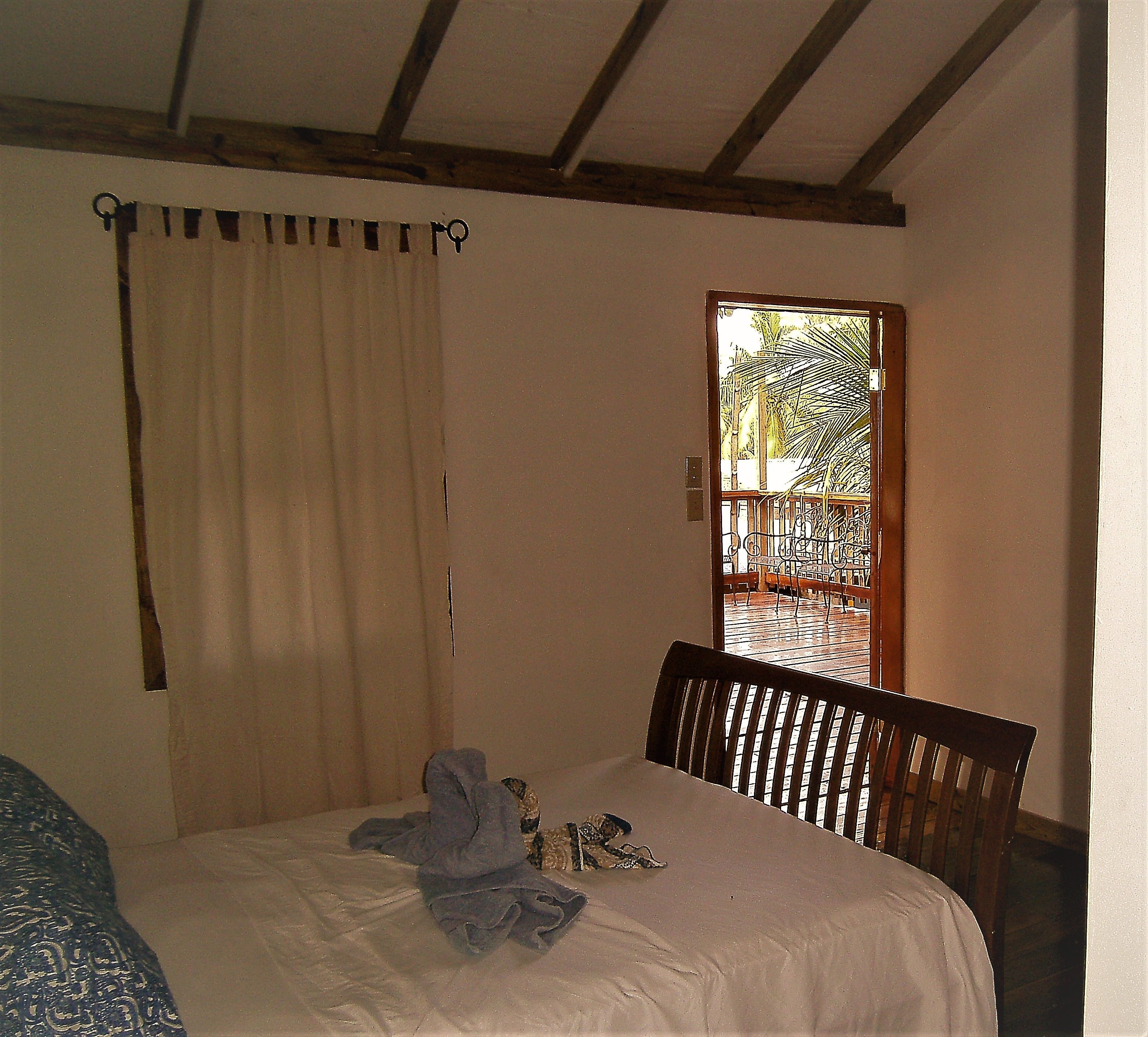 Habitación doble Confort, baño privado (Queen Room, Solar Hot Water) | Decoración personalizada, muebles diferentes y cortinas blackout 