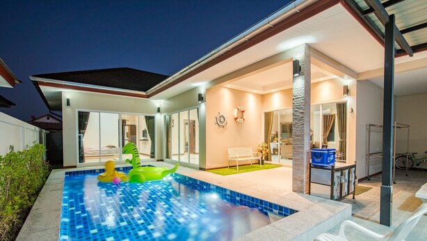 A modern house with a swimming pool, a patio with chairs, and a dining area. - Green View Pool Cha-am15 (Prachuap Khiri Khan)