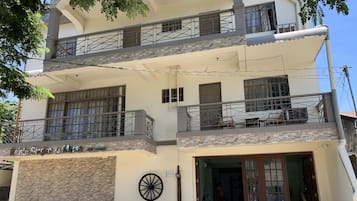 Vista frontal de la propiedad