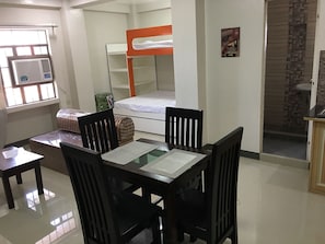 Studio Junior, nhiều giường | Khu vực ăn uống tại phòng