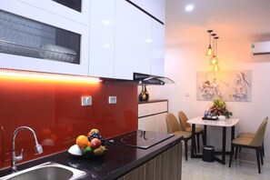 Standard Apartment | Private kitchen | Fridge, stovetop, electric kettle, cookware/dishes/utensils