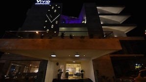 Un bâtiment moderne, doté d’une horloge bien visible et d’une enseigne sur laquelle on peut lire « VIVID ».