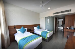 Standaard Twin kamer, 1 slaapkamer | Een minibar, een kluis op de kamer, een bureau, geluiddichte muren