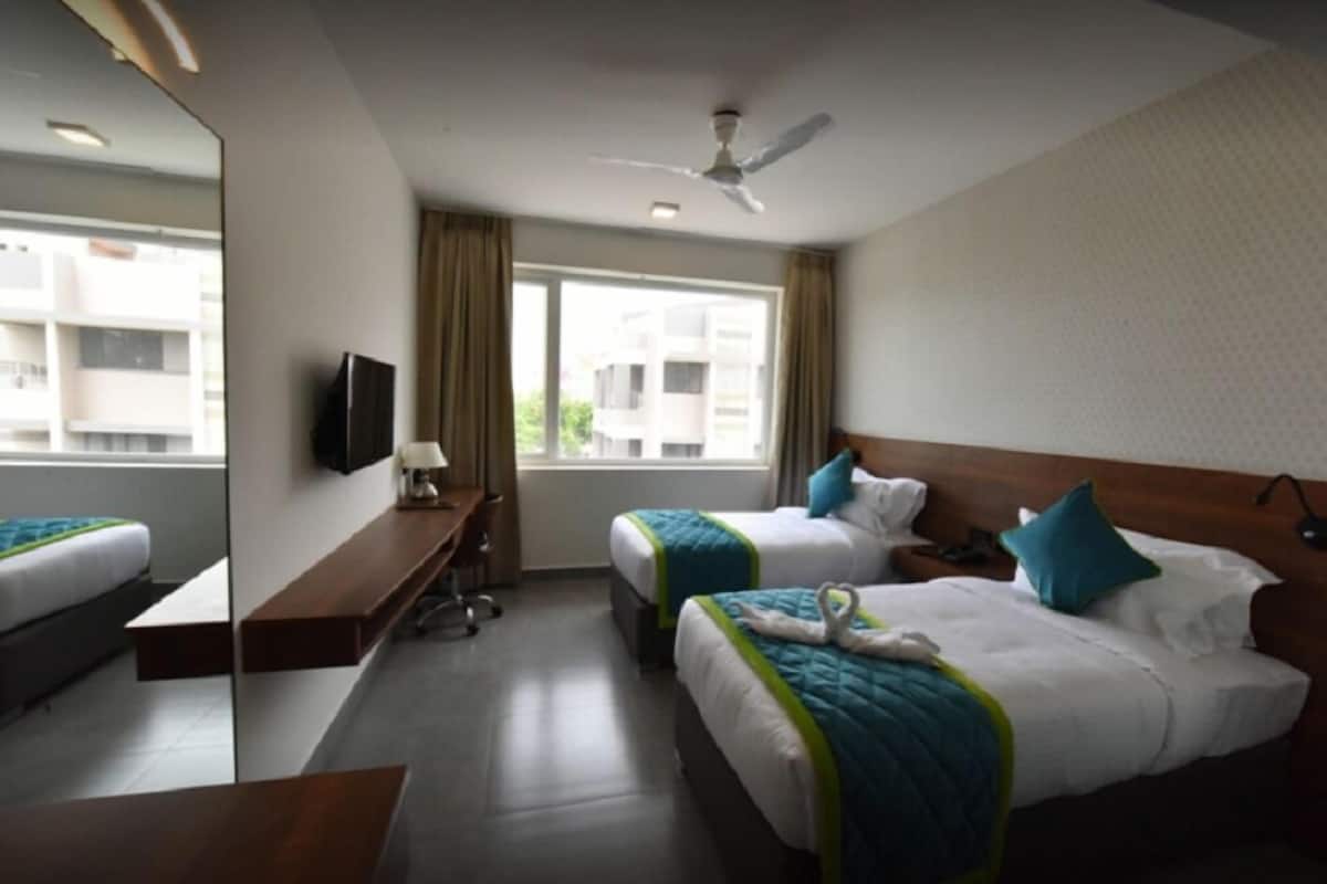 Standard Twin Room, 1 Bedroom | Minibar, in-room safe, desk, soundproofing