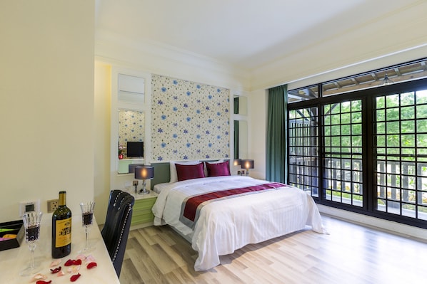 Basic Double Room, 1 Queen Bed | 1 bedroom, in-room safe, individually decorated, desk - Huaman hot villa (Puli)