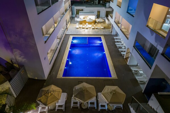 室外游泳池,10:00 至 18:00 开放,池畔遮阳伞,日光浴躺椅