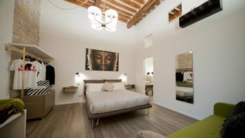 Comfort driepersoonskamer | 1 slaapkamer, bedden met traagschuimmatrassen, een minibar, een bureau