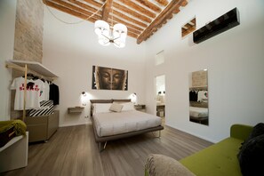 Comfort driepersoonskamer | 1 slaapkamer, bedden met traagschuimmatras, een minibar, een bureau