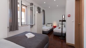 Chambre Quadruple, salle de bains commune, vue ville | 1 chambre, fer et planche à repasser, Internet gratuit par câble