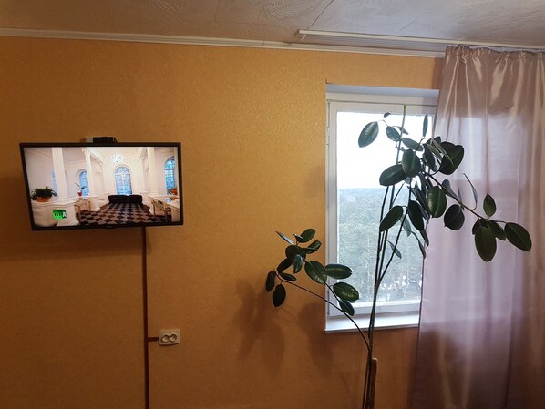 Huoneisto, 1 makuuhuone, tupakointi sallittu, parveke | 1 makuuhuone, ylelliset vuodevaatteet, työpöytä, silitysrauta/-lauta