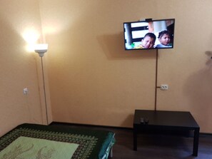 Huoneisto, 1 makuuhuone, tupakointi sallittu, parveke | Oleskelualue | Älytelevisio