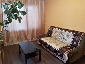 Huoneisto, 1 makuuhuone, tupakointi sallittu, parveke | 1 makuuhuone, ylelliset vuodevaatteet, työpöytä, silitysrauta/-lauta