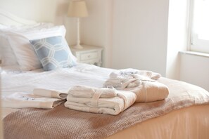 2 bedrooms, Egyptian cotton sheets, premium bedding, down duvets - Hydra's  Pearl (Hydra)