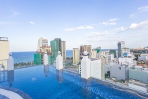 Ulkouima-allas, aurinkovarjoja, aurinkotuoleja