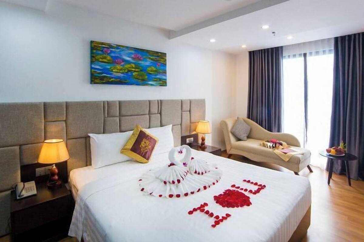 1 bedroom, Egyptian cotton sheets, premium bedding, down comforters