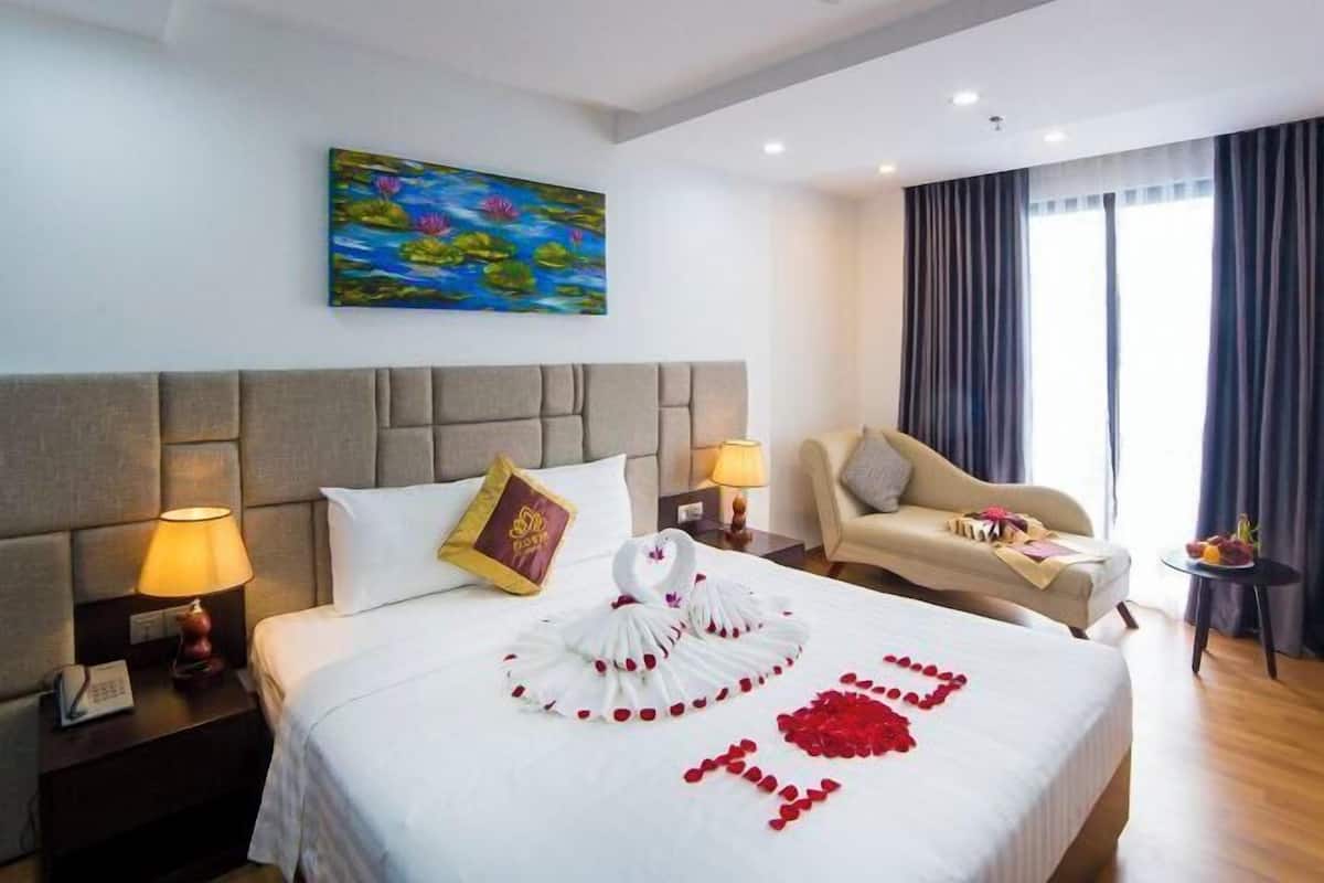 1 bedroom, Egyptian cotton sheets, premium bedding, down duvets