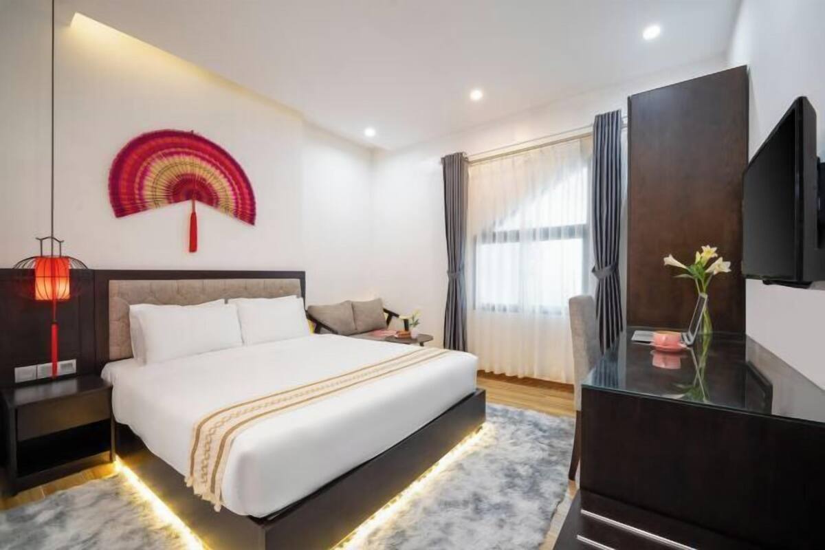 1 bedroom, Egyptian cotton sheets, premium bedding, down comforters
