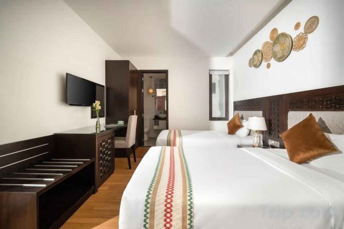 1 bedroom, Egyptian cotton sheets, premium bedding, down comforters