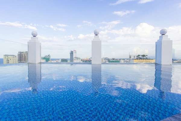 Piscine extérieure, parasols de plage, chaises longues