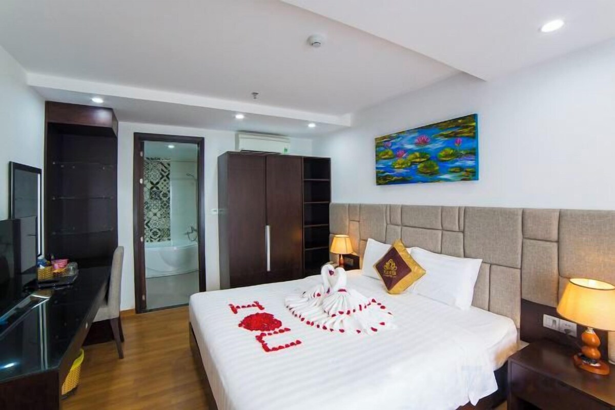 1 bedroom, Egyptian cotton sheets, premium bedding, down comforters