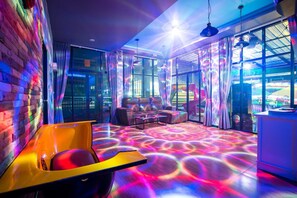 Five Bedrooms - Private Pool Villa | Area keluarga | Televisi layar datar 24-inci dengan saluran TV satelit dan TV