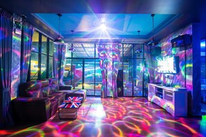 Five Bedrooms - Private Pool Villa | Area keluarga | Televisi layar datar 24-inci dengan saluran TV satelit dan TV