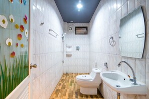 Five Bedrooms - Private Pool Villa | Bathroom | Shower, free toiletries - Kanta Pool Villa Cha-am (Cha-am)